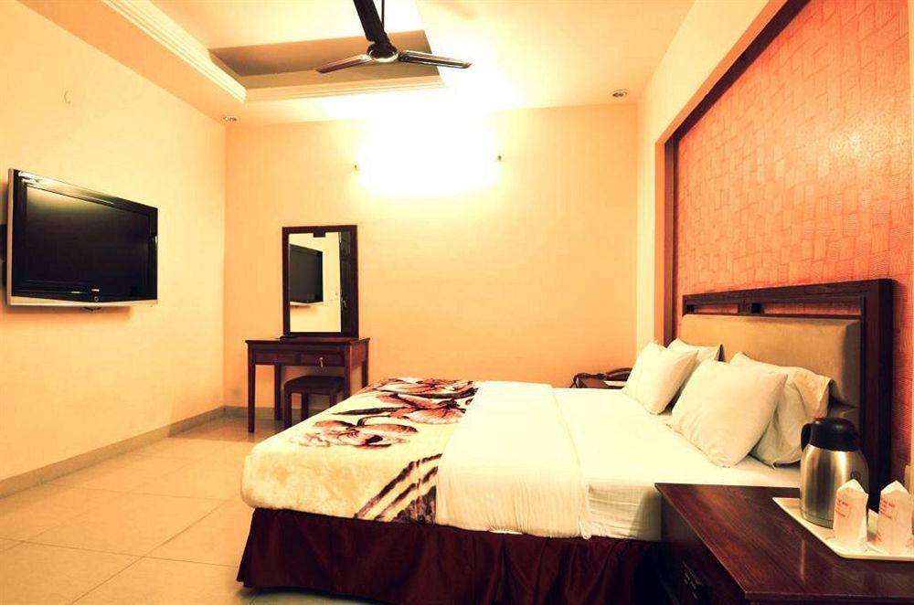 Hotel Sunrise Дели Экстерьер фото