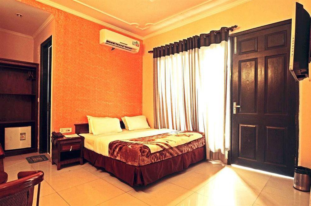 Hotel Sunrise Дели Экстерьер фото