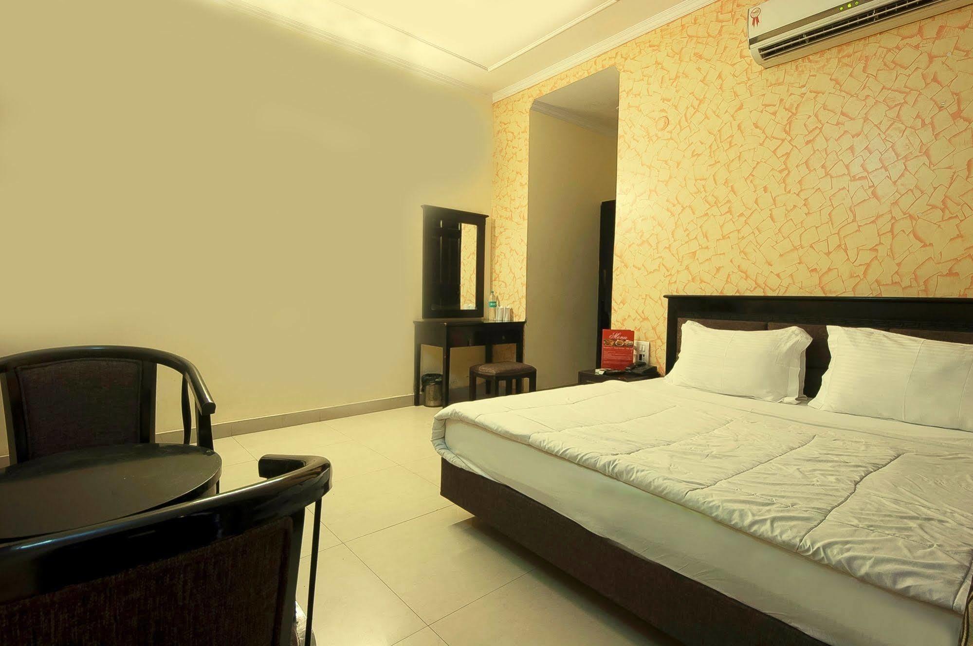 Hotel Sunrise Дели Экстерьер фото